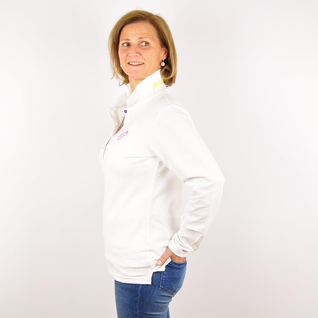 Antonia №1 – Weißes Langarm-Poloshirt mit rosa Logostickerei und bunten Knöpfen