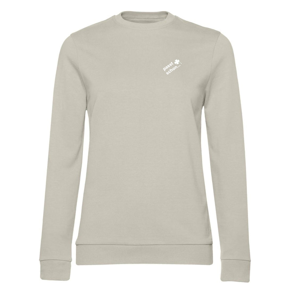 Anna №11 – Beiger Light Sweater mit weißer Logostickerei