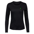 Black and White №4 – Schwarzes, leicht tailliertes Damen Langarm-T-Shirt mit grüner Vierklee-Stickerei